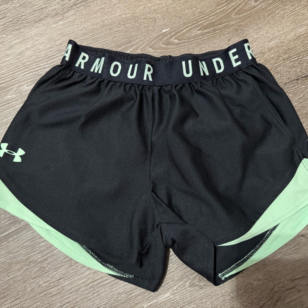 Under Armour Black and Green Athletic Shorts Lightweight Fit